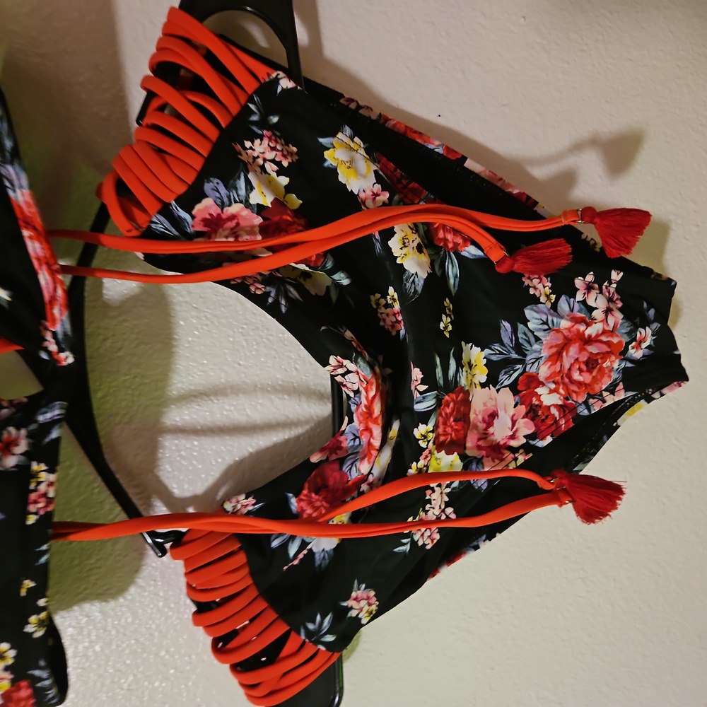 Does 2 piece bikini is?, decrease swimsuit. - Picture 3 of 3
